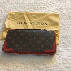 Louis Vuitton organizer